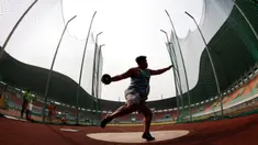 Atlet Jawa Barat, Fahri Suryansyah, bersiap melakukan lemparan saat Kejurnas Atletik nomor lempar cakram U-20 di Stadion Pakansari, Bogor, Selasa (6/8). Kejurnas tahun ini juga dilakukan untuk kualifikasi jelang PON. (Bola.com/Peksi Cahyo)