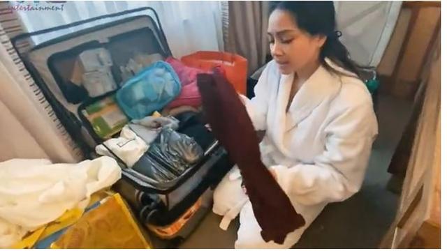 Setelah Nagita mandi di pagi hari, ia akan menyiapkan baju untuk sang suami dan anak.