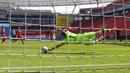 Kiper Bayer Leverkusen, Lukas Hradecky, gagal menghalau bola tendangan pemain Bayern Munchen, Leon Goretzka, pada laga Bundesliga di BayArena, Sabtu (6/6/2020). Bayern Munchen menang 4-2 atas Bayer Leverkusen. (AP/Matthias Hangst)
