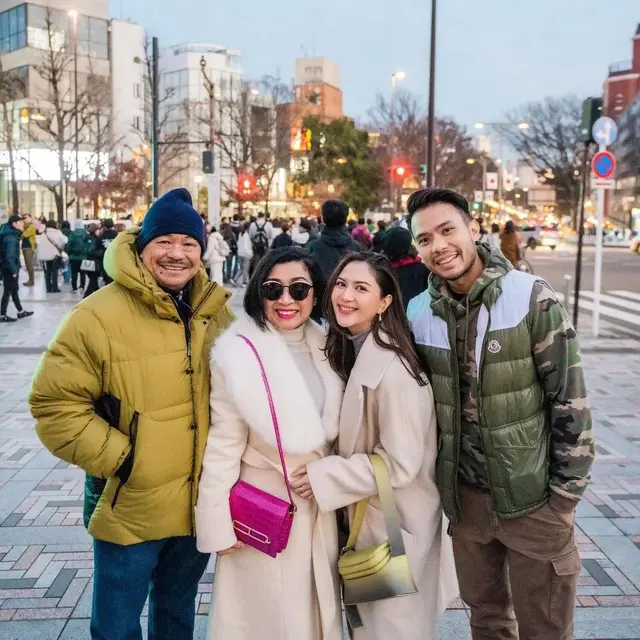 8 Gaya Kompak Jessica Mila Kenakan Outfit Musim Dingin Bersama Kakak Ipar dan Ibu Mertua Saat Liburan di Jepang