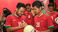 Mantan Kapten Timnas Indonesia, Ponaryo Astaman dan Bambang Pamungkas (kanan) saat menghadiri Kongres Tahunan PSSI 2017 di Hotel Aryaduta Bandung, Jawa Barat, Minggu (8/1/2017). (Bola.com/Vitalis Yogi Trisna)