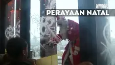 Jika biasanya Sinterklas muncul dari cerobong asap, namun kali ini ia memilih cara yang berbeda saat membagikan hadiah.