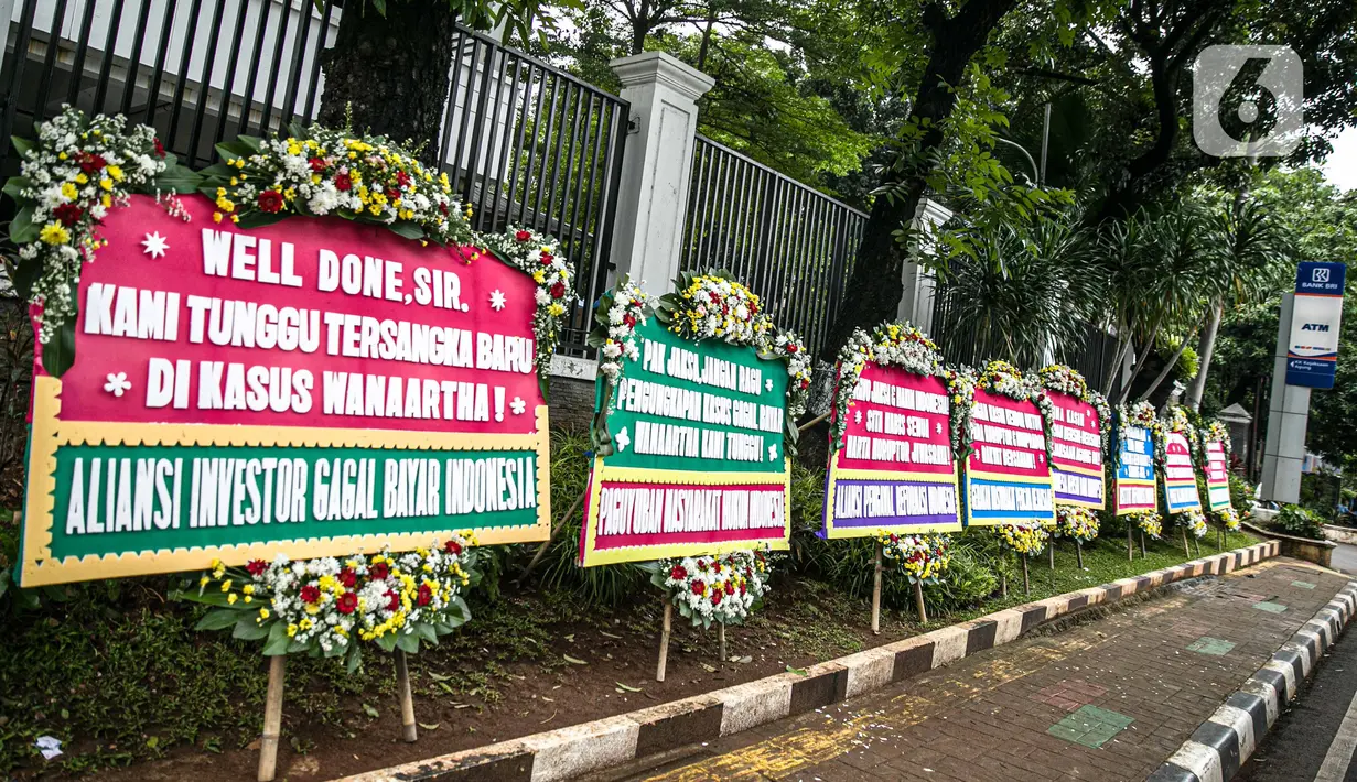 Karangan bunga berjejer di depan Gedung Kejaksaan Agung RI, Jakarta, Selasa (27/10/2020). Karangan bunga berasal dari korban terdampak kasus asuransi Jiwasraya yang mengharapkan kasus mega skandal itu bisa segera tuntas dan memberikan keadilan bagi mereka. (Liputan6.com/Faizal Fanani)