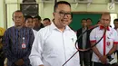 Menpora Imam Nahrawi memainkan raket bulu tangkis jelang menghadiri acara perpisahan dengan pejabat Kemenpora di Jakarta, Kamis (19/9/2019). Sebelumnya KPK menetapkan Menpora Imam Nahrawi sebagai tersangka kasus dugaan suap dana hibah KONI. (Liputan6.com/Helmi Fithriansyah)