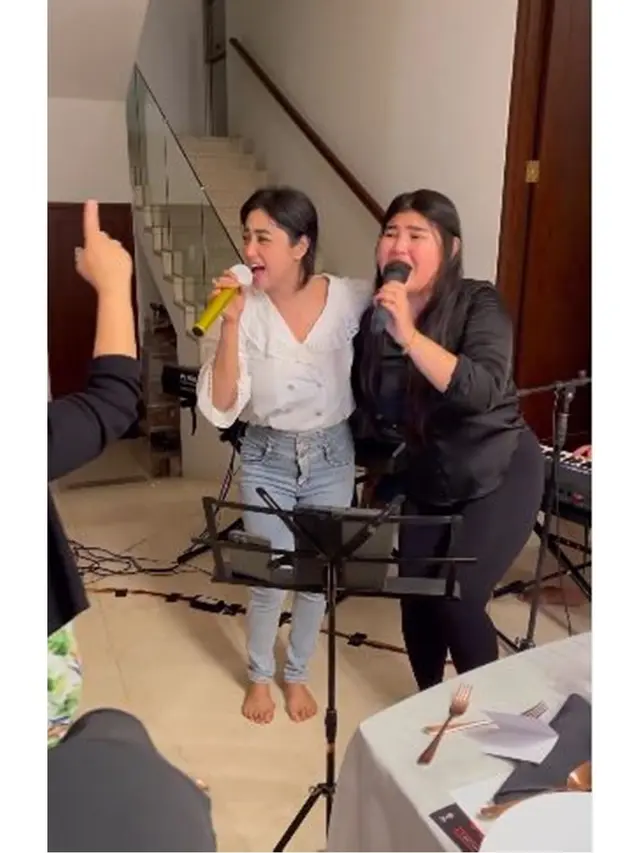 Sempat Berseteru, Ini 6 Potret Dewi Perssik Nyanyi Bareng Meldi di Acara Keluarga