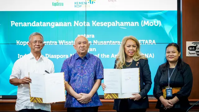Nota kesepahaman (MoU) antara Koperasi Sentra Wisata Alam Nusantara (Kopisetara) dengan Indonesia Diaspora Network of the Americas (IDNA). (Foto: Kementerian Koperasi dan UKM)