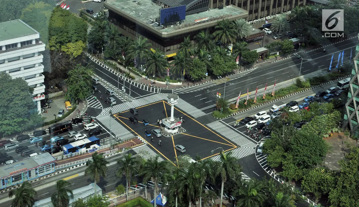 Salah satunya di simpang Tugu Jam MH Thamrin. Simpang Tugu Jam MH Thamrin kini dilengkapi dengan jalur pedestrian yang lebih lebar serta zebra cross dan Yellow Box Junction. (merdeka.com/ Iqbal S. Nugroho)
