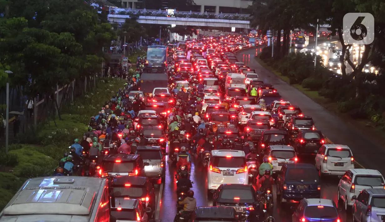 Kendaraan terjebak macet saat melintasi jalan Jenderal Sudirman Jakarta, Senin (16/3/2020). Peniadaan sementara aturan ganjil-genap  terkait dengan penyebaran virus corona Covid-19 membuat kemacetan terjadi di sejumlah wilayah Jakarta. (Liputan6.com/Angga Yuniar)