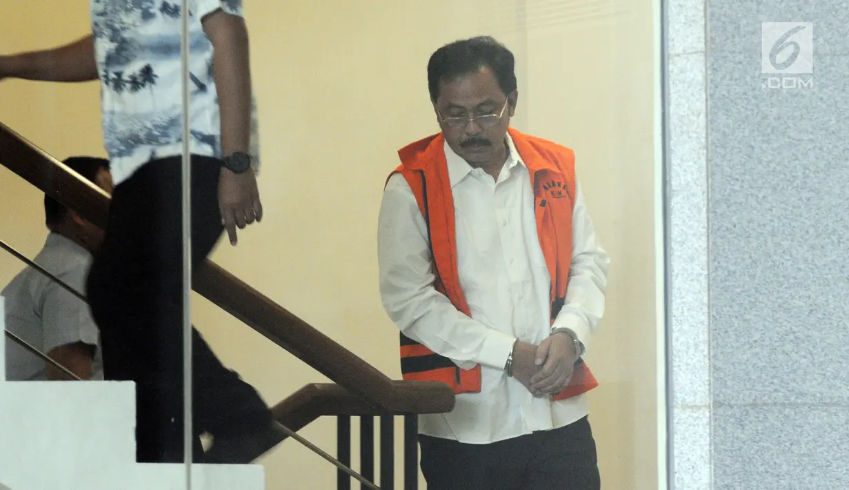 Gubernur nonaktif Kepulauan Riau Nurdin Basirun (kanan) tiba di Gedung KPK, Jakarta, Selasa (30/7/2019). Nurdin Basirun diperiksa sebagai tersangka terkait dugaan suap izin lokasi rencana reklamasi di wilayah Kepulauan Riau. (merdeka.com/Dwi Narwoko)