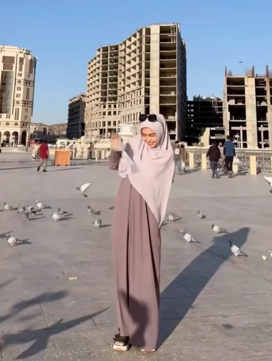 Ia juga tampil serba coklat dengan outfitnya, dari abaya loose coklat tua dan kerudung syar'i nya berwarna coklat lebih muda. [@riaricis1795]