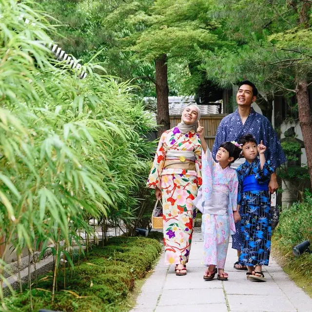 7 Pemotretan Keluarga Nycta Gina Pakai Kimono, Anak Sulungnya Bak Warga Lokal