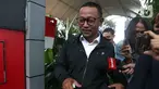 Mantan staf khusus Menteri Agama periode 2019-2024, Yaqut Cholil Qoumas, Ishfah Abidal Aziz alias Gus Alex berjalan meninggalkan Gedung Merah Putih Komisi Pemberantasan Korupsi (KPK), Jakarta, Senin (26/1/2026). Hari ini, Senin (26/1/2026), Komisi Pemberantasan Korupsi (KPK) memanggil staf khusus Menteri Agama periode 2019-2024, Yaqut Cholil Qoumas, Ishfah Abidal Aziz alias Gus Alex. (Liputan6.com/Helmi Fitrhiansyah)