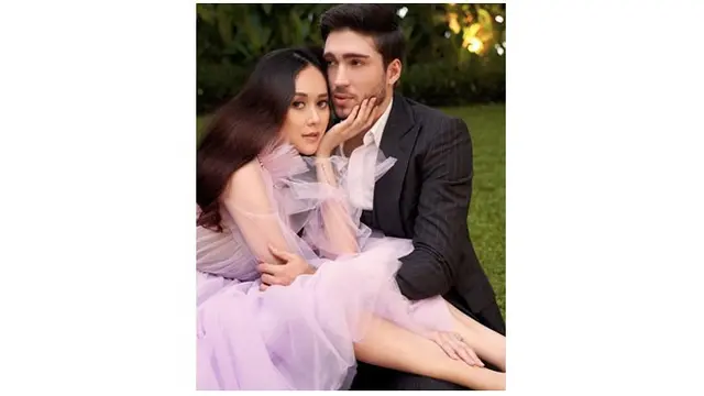 Meski sempat diterpa gosip perceraian, Aura Kasih dan sang suami tetap romantis.