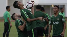 Pemain Timnas Indonesia, Otavio Dutra, mengontrol bola saat latihan di Stadion Madya Senayan, Jakarta, Jumat (8/3). Latihan ini merupakan persiapan jelang laga persahabatan melawan Myanmar. (Bola.com/Vitalis Yogi Trisna)