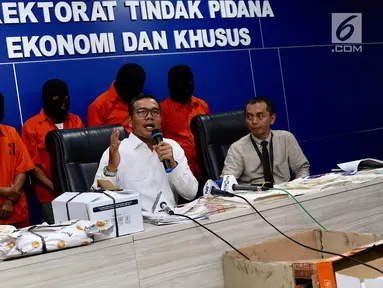 Wakil Direktur Tipideksus Bareskrim Polri Kombes Pol Daniel Tahi Monang Silitonga (kiri) memberikan keterangan kepada awak media terkait jaringan uang palsu, Jakarta, Rabu (18/4). (Liputan6.com/Immanuel Antonius)
