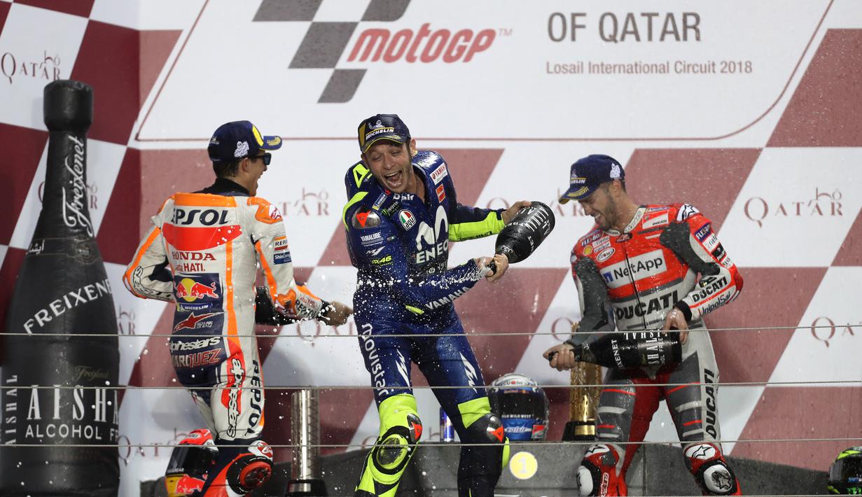 Pebalap Ducati, Andrea Dovizioso bersama Valentino Rossi dan Marc Marquez merayakan podium MotoGP Qatar di Sirkuit Losail, Doha, Minggu (18/3/2018). Dovizioso juara dengan catatan waktu 42 menit 34,654 detik. (AFP/Karim Jaafar)
