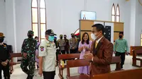 Bupati Garut Rudy Gunawan tengah melakukan peninjauan di salah satu gereja saat pelaksaan natal 2021. (Liputan6.com/Jayadi Supriadin)