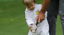 Pegolf Kevin Chappell, membantu anaknya Wyatt  Putt memasukan bola dalam acara Masters Par 3 Tournament di Augusta National Golf Club, Georgia, (5/4). (AP Photo / Charlie Riedel)