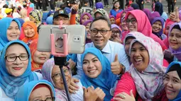Ketua MPR RI, Zulkifli Hasan berpose bersama sejumlah guru saat acara Gerakan Mengajar 1000 Guru di Car Free Day, Jakarta, Minggu (27/11). Acara tersebut  mengkampanyekan pentingnya pendidikan di usia dini. (Liputan6.com/Helmi Afandi)