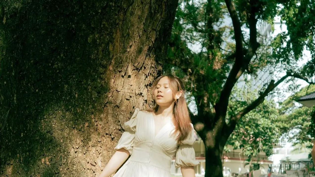 Pesona Nadin Amizah dengan Dress Vintage, Manis Banget