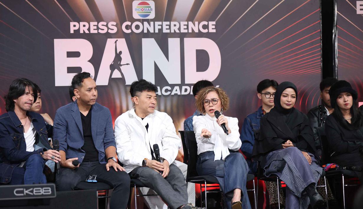 Gebrakan ini bukan tanpa alasan. Pihak Indosiar melihat adanya kekosongan dan mandeknya regenerasi di industri musik band Tanah Air. Tampak dalam foto, Direktur Emtek Media, Harsiwi Achmad (keempat kiri) bersama para juri Band Academy saat memberi keterangan di SCTV Tower, Jakarta, Kamis (2/4/2026). (Kapanlagi.com/Budy Santoso)