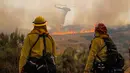 Sebuah helikopter menjatuhkan air pada area yang terbakar di California, Amerika Serikat, Sabtu (20/5). Kebakaran tersebut melahap lahan seluas 1000 hektar. (AP Photo/Hayne Palmour IV)