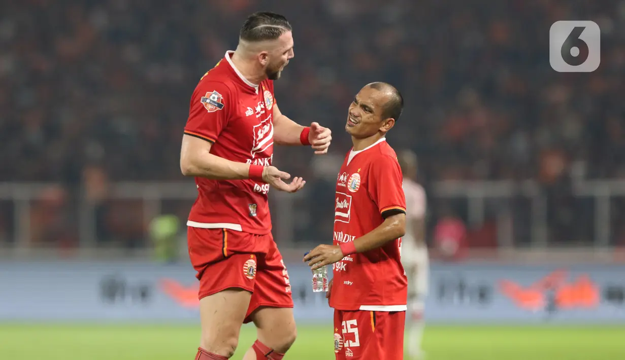 Pemain tengah Persija, Marko Simic (kiri) bersama Riko Simanjuntak saat laga melawan Persipura pada lanjutan Shopee Liga 1 Indonesia 2019 di Stadion Utama Gelora Bung Karno, Jakarta, Kamis (28/11/2019). Persija unggul 1-0. (Liputan6.com/Helmi Fithriansyah)
