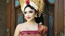 Pemiliki nama lengkap Ni Luh Ketut Mahalini Ayu Raharja juga cantik mengenakan pakaian adat Bali, dengan stagen warna merah gold, ditambah slendang dan bawahan songket Bali. Lengkap dengan mahkota emas dan bunga pada hiasan kepalanya, serta subeng dan gelang khas Bali. (@mahaliniraharja)