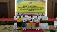 Empat pasangan calon memperlihatkan nomor yang telah mereka ambil ke masing-masing pendukung, Selasa, 13 Februari 2018.