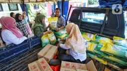 Operasi beras SPHP dengan harga Rp52.000, untuk kemasan lima kilogram ini guna menekan harga beras yang masih tinggi di pasaran. (Liputan6.com/Angga Yuniar)
