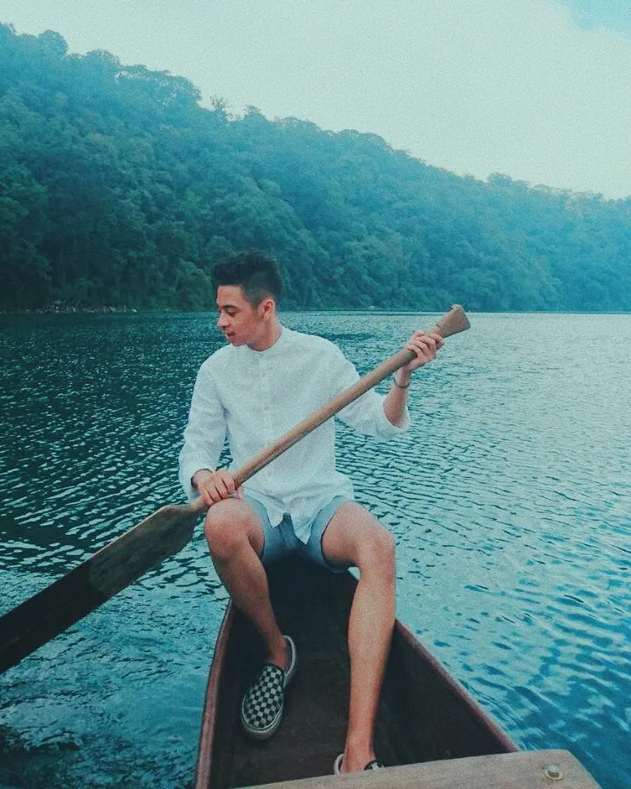 Bastian Steel tengah berpose di sebuah danau. (Instagram - @bastiansteel)