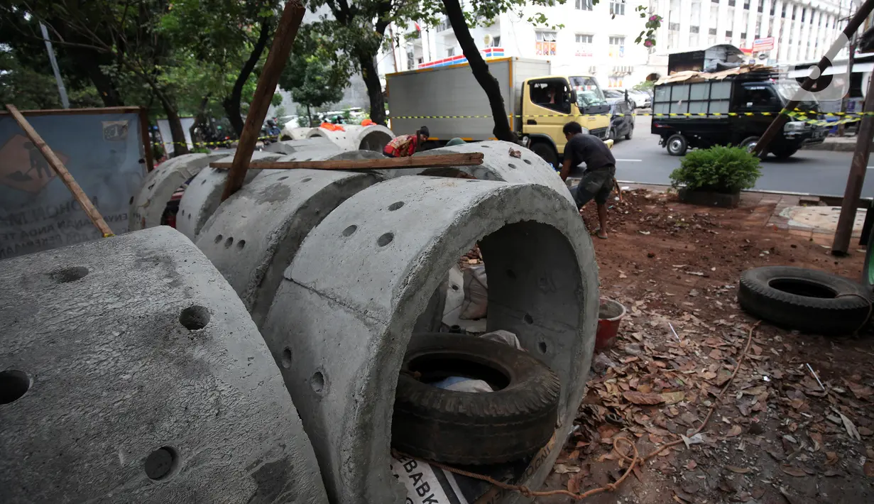 Pekerja saat membuat lubang untuk sumur rasapan di Jalan Kebon Jeruk, Jakarta Barat, Jumat (15/10/2021). Hingga saat ini, Pemprov DKI Jakarta sudah membuat sumur resapan di 6.233 titik. (Liputan6.com/Johan Tallo)