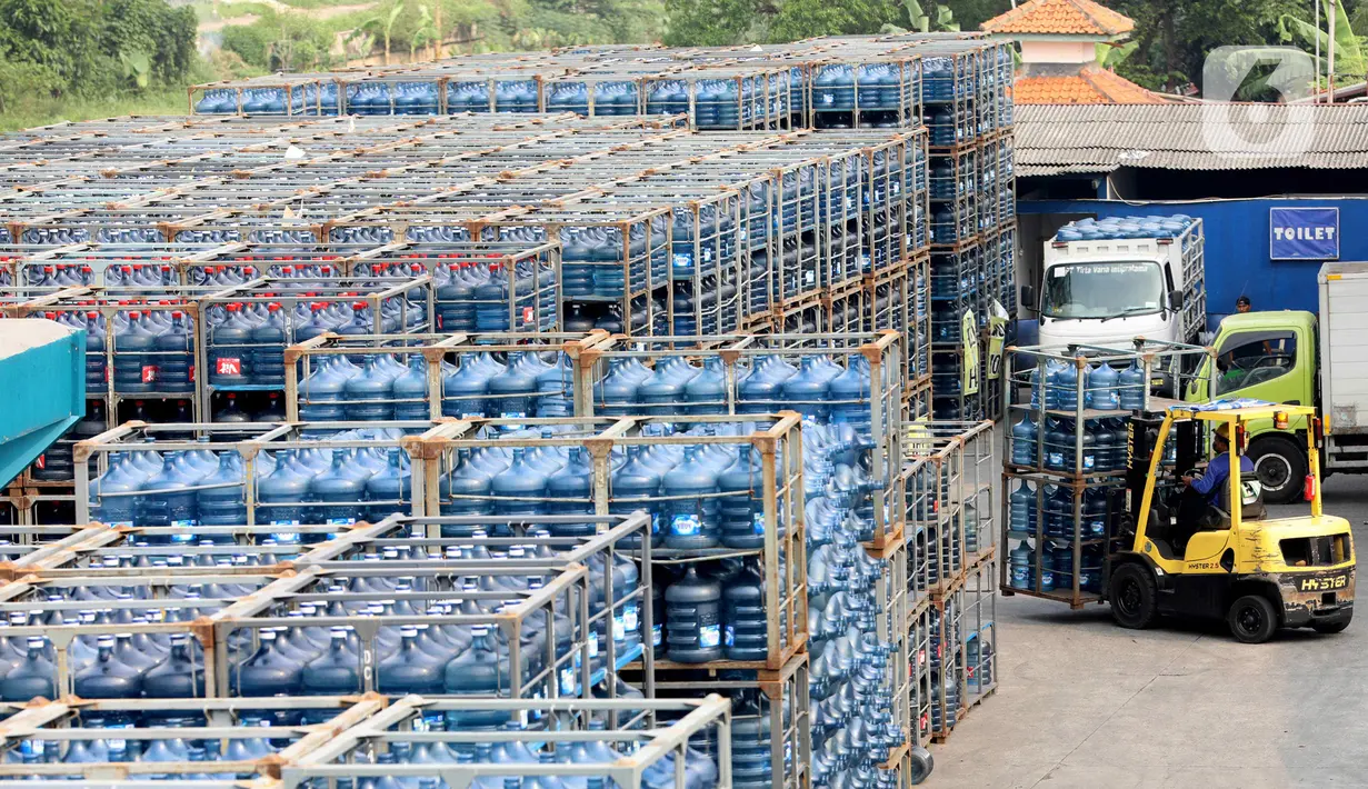 Pekerja melakukan aktivitas bongkar muat air minum dalam kemasan di Jakarta, Selasa (8/8/2023). (Liputan6.com/Angga Yuniar)