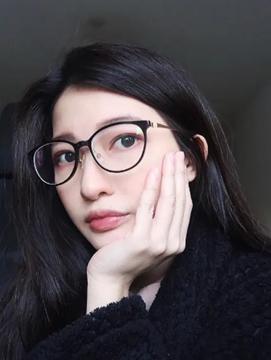 Menggunakan kacamata, Netizen semakin sulit membedakan Thefani Cindy dengan Bae Suzy. (Liputan6.com/IG/cindythefannie)