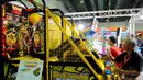Tidak sekadar dipamerkan, pengunjung juga bisa merasakan dan mencoba aneka permainan terbaru dan canggih di JCC Senayan, Jakarta, (11/10). (Liputan6.com/Andrian M Tunay) 