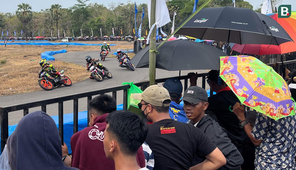 Yamaha Cup Race 2024 di Pangkep sukses menyedot perhatian para pecinta olahraga balap di Sulawesi Selatan. Bahkan ada pula yang hadir dari kota-kota lain di Sulawesi. (Bola.com/M Iqbal Ichsan)