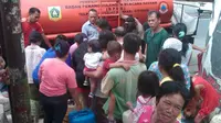 Ratusan warga Bogor mengantre air bersih  (Liputan6.com/ Bima Firmansyah)