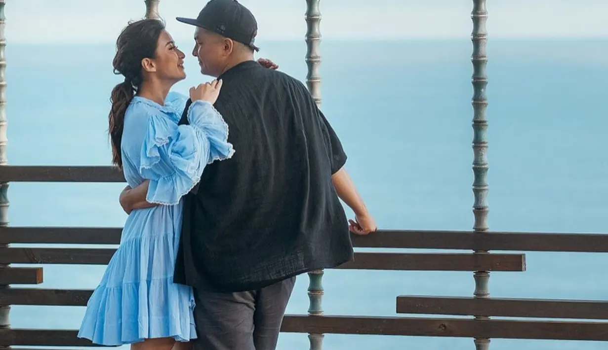 Chelsea Olivia dan Glenn Alinskie sendiri termasuk salah satu pasangan selebriti yang kerap mencuri perhatian. Pasalnya, keduanya diketahui telah menjalin hubungan selama 15 tahun sejak berpacaran. (Liputan6.com/IG/@chelseaoliviaa)