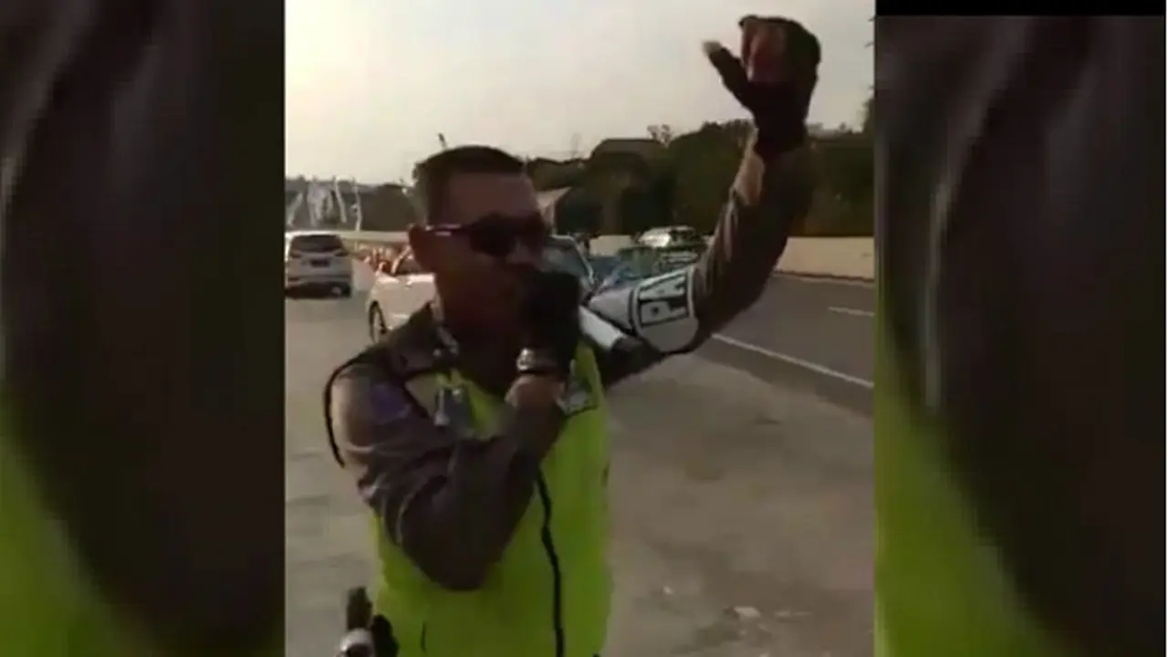 Polisi Joget di Jalur Masuk Tol Semarang-Batang