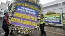 Polisi membawa karangan bunga duka cita untuk mendiang Eka Tjipta Widjaja di depan Rumah Duka Sentosa RSPAD Gatot Soebroto, Jakarta, Minggu (27/1). Eka Tjipta Widjaja meninggal dunia pada usia 98 tahun. (Merdeka.com/Iqbal Nugroho)