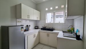 Desain Dapur Kecil 2x2 Meter Muat Kulkas dan Kitchen Set