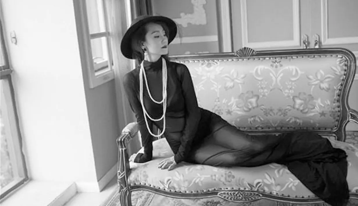 Pose nenek cantik Qin Ling saat sesi pemotretan. Ketenaran Qin membawanya ke salah satu acara talk show di China, Mamma Mia. Namun Qin berharap ia bisa menemukan jodoh dengan pria yang lebih tua darinya untuk menghabiskan sisa hidupnya. (shanghaiist.com)