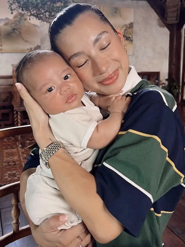 Gaya Jennifer Bachdim Bersama Anak keempatnya, credit: Instagram (@jenniferbachdim)