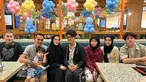 Lyra Virna dan Fadlan Muhammad kerap membagikan kebersamaan bareng keenam anak mereka. Khususnya saat pergi makan bersama di restoran. Bahagia bisa menikmati hidangan dengan formasi lengkap, Lyra pun mengucap rasa syukurnya. (Liputan.com/IG/@lyravirna)