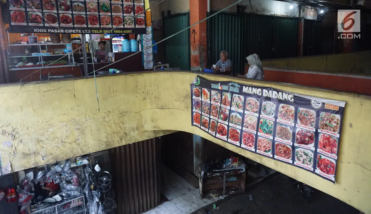 Suasana kios makanan di Pasar Cipete, Jakarta, Sabtu (10/8/2019). Konsep revitalisasi direncanakan akan mengintegrasikan pasar dengan permukiman penduduk, rusunawa, rusunami, hotel, dan perkantoran, dengan penambahan fasilitas, seperti bioskop rakyat pada beberapa pasar. (Liputan6.com/Angga Yuniar)