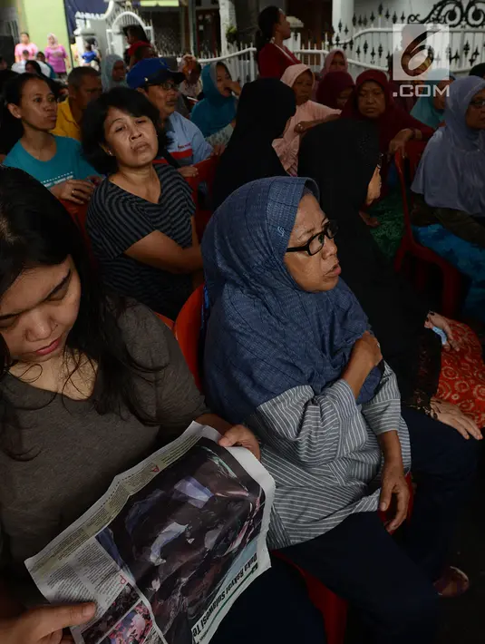 Warga RW 1 Koja, Jakarta Utara, mengantre untuk pemeriksaan kesehatan dan potong rambut gratis, Sabtu (1/12). Kegiatan ini diselenggarakan Sahabat Indonesia Maju (SIMA) dan sebagai bentuk bakti sosial kepada masyarakat. (Merdeka.com/Imam Buhori)