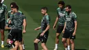 Duel Real Madrid vs Chelsea diprediksi akan berjalan alot. Kedua tim sama-sama memiliki kualitas pemain luar biasa. (Photo by PIERRE-PHILIPPE MARCOU / AFP)