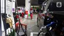 Kendaraan mengisi bahan bakar minyak (BBM) di sebuah SPBU di Jakarta, Kamis (31/3/2022). PT Pertamina (Persero) akan memberlakukan tarif baru BBM jenis Pertamax menjadi Rp 12.500 pada 1 April 2022. (Liputan6.com/Herman Zakharia)