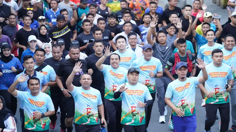Kapolda Riau Irjen Herry bersama Gubernur Riau dalam Karhutla Fun Run 2025.