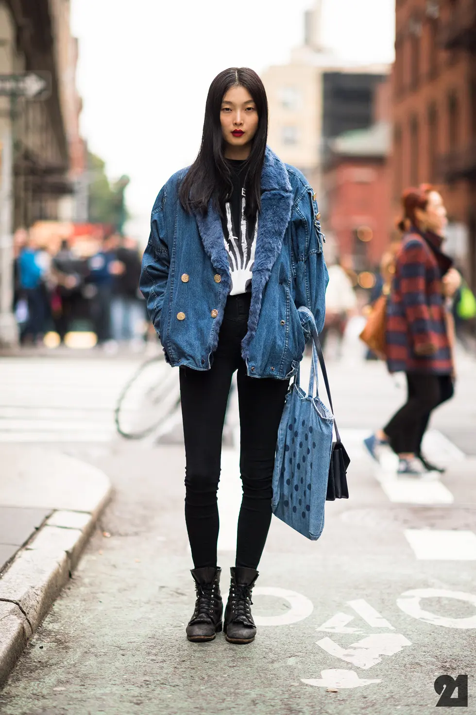 Memadupadankan jeans ala street style Korea. (Sumber foto: Pinterest)